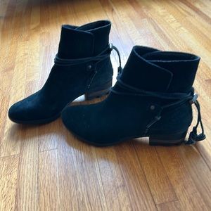 Black suede Sorel boots